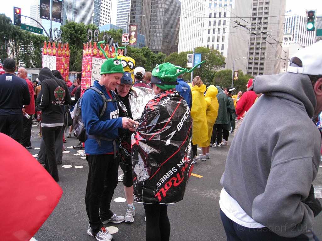 2011 Bay to Breakers Sunday 0140.JPG - I was able to participate in the 2011, 100th anniversary of the San Francisco Bay to Breakers 12K race. A great weekend for sight seeing and racing.